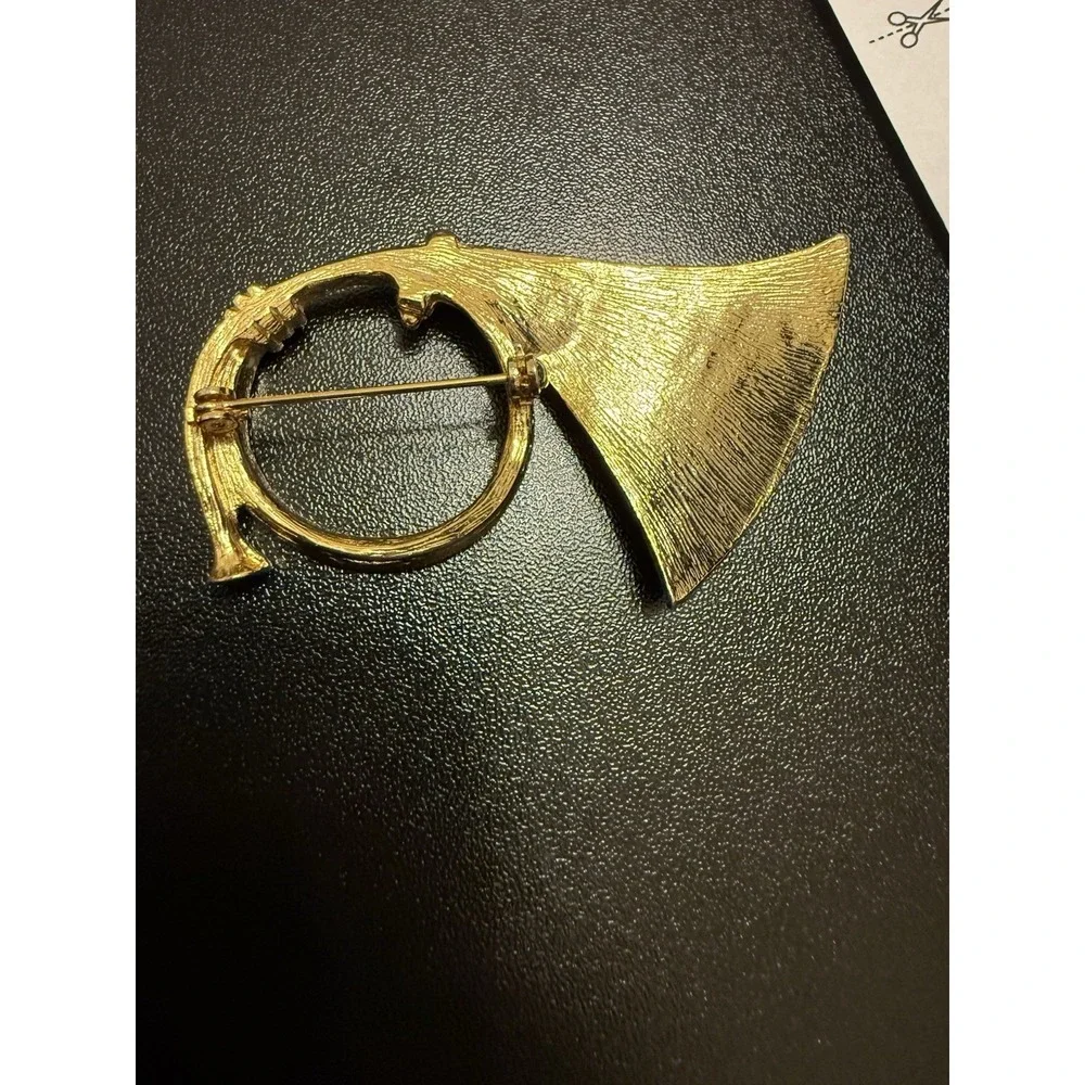 Gold Tone‎ Horn Shaped Brooch Pin Music & Dance Theme Metal Jewelry